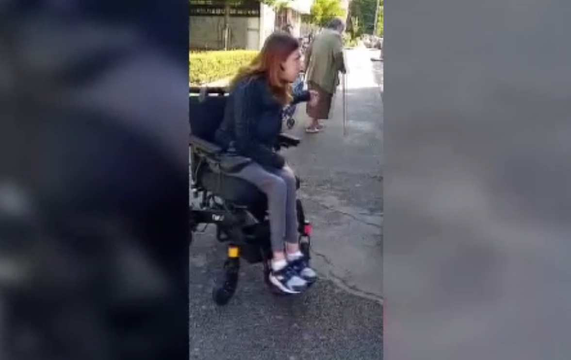 Incident revoltător în Craiova. Tânără în scaunul cu rotile, umilită de un șofer de autobuz. Este cercetat disciplinar