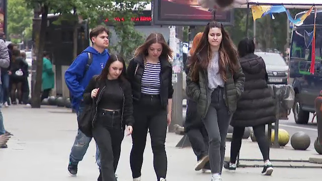 Tot mai mulți tineri angajați din România continuă să locuiască cu părinții. „E mai comod. Nu plătești facturi, mâncare”