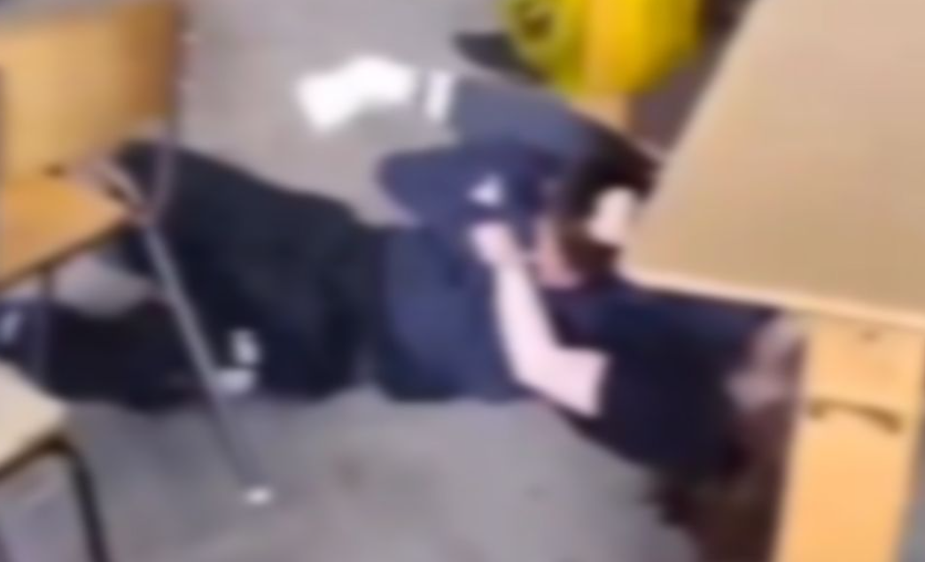 VIDEO Bătaie între o fată și un băiat la un liceu din Timiș. Totul s-a întâmplat în timpul programului școlar