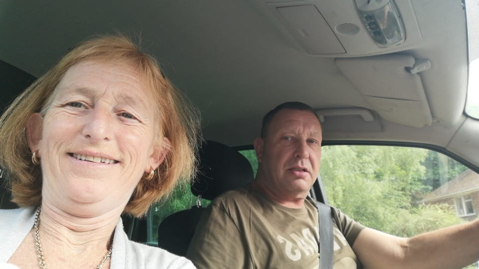 Un bărbat a fost la un pas să-și ucidă soția după ce aceasta i-a spus să tundă gazonul. Femeia nu a depus plângere