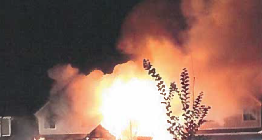 Un tânăr și-a localizat iPhone-ul furat în casa greșită și i-a dat foc. A ucis cinci oameni și riscă o viață în închisoare