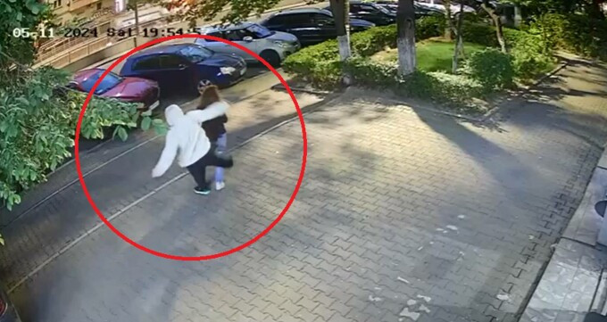 Femeia atacată de un tânăr pe stradă, în București, a suferit o fractură de peroneu. Cei doi nu se cunoșteau. VIDEO