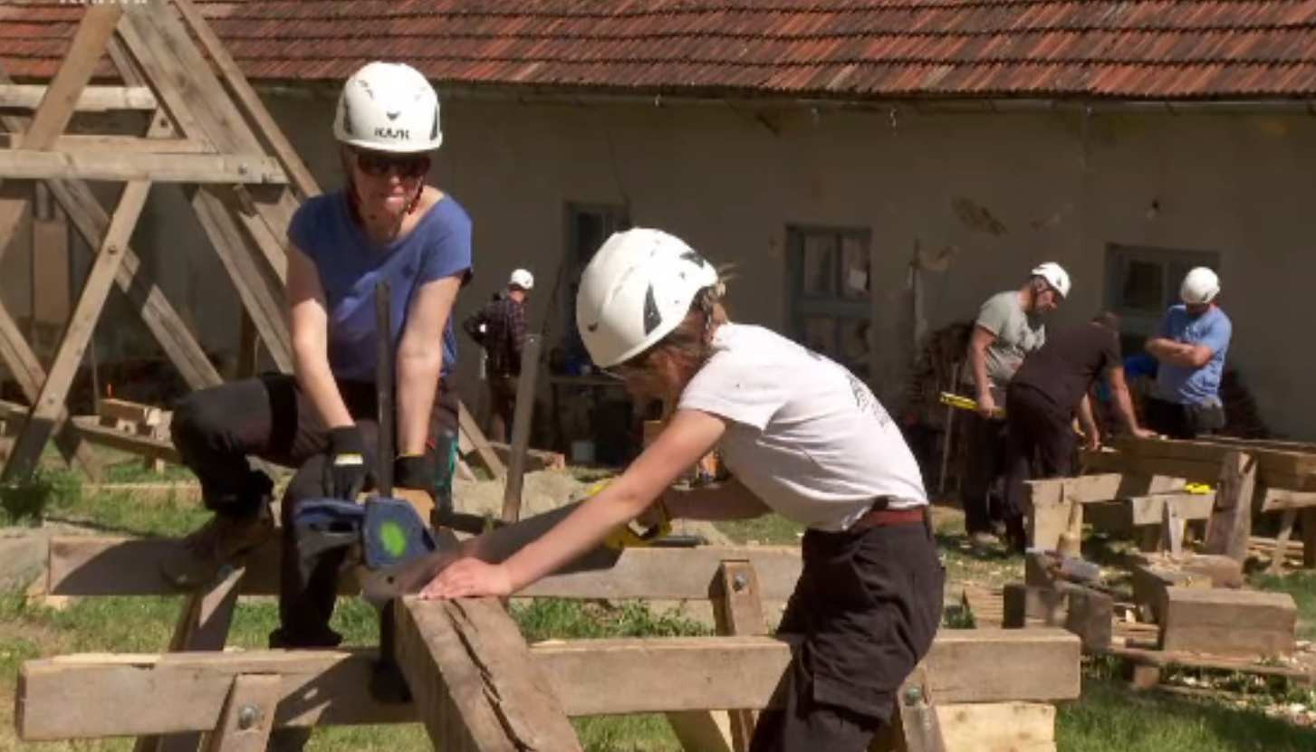 Românii sunt pe ultimul loc din Europa la activități de voluntariat. Unele companii oferă chiar și zile libere pentru asta