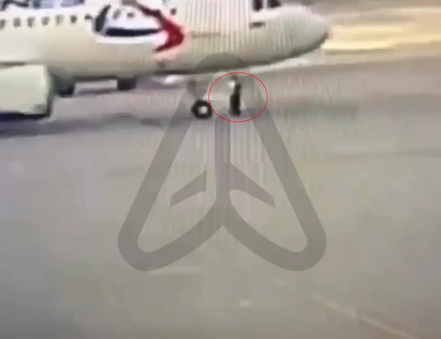 Un bărbat a fost călcat de un avion pe aeroport. Și-a pierdut un picior și este în stare critică. VIDEO