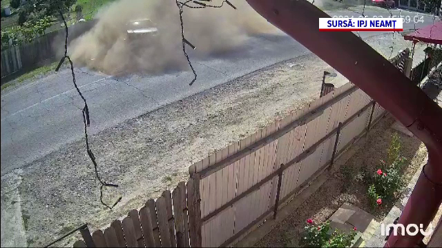 Un individ băut și fără permis s-a răsturnat cu mașina, în Neamț, în timp ce încerca să fugă de poliție. Ce alcoolemie avea