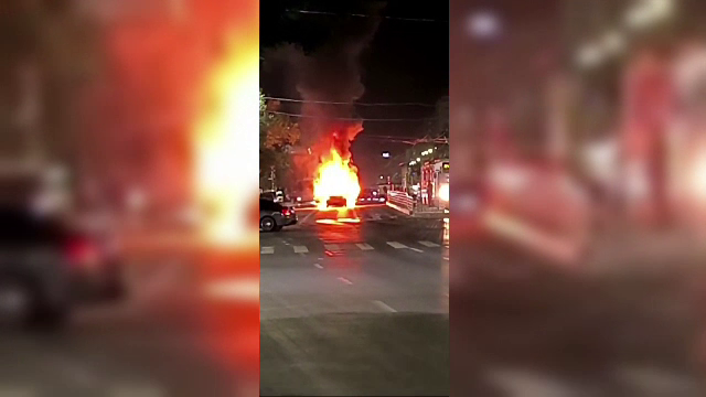 O dubiță a luat foc în mers pe o șosea din București. Șoferul și pasagerul au reușit să iasă la timp