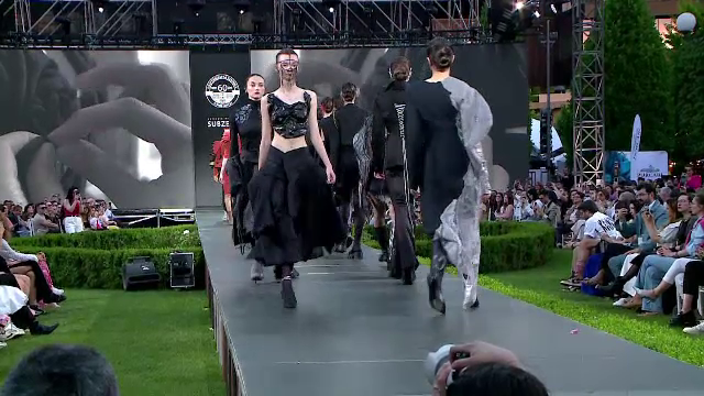 A început „Romanian Fashion Week”. Tinerii designeri și-au etalat creațiile în prezența a peste o mie de persoane