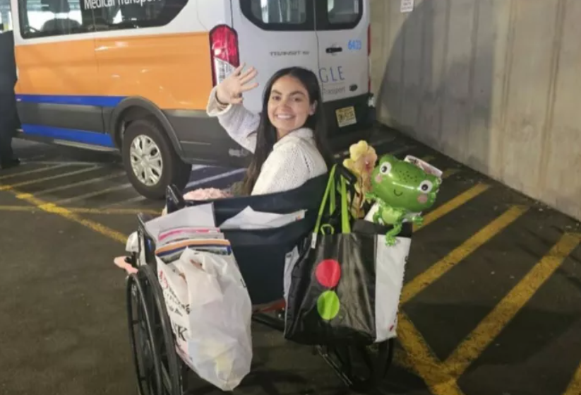 O tânără a rămas fără un picior după ce a fost lovită de tren. Cum a reușit să ajungă singură pe peron