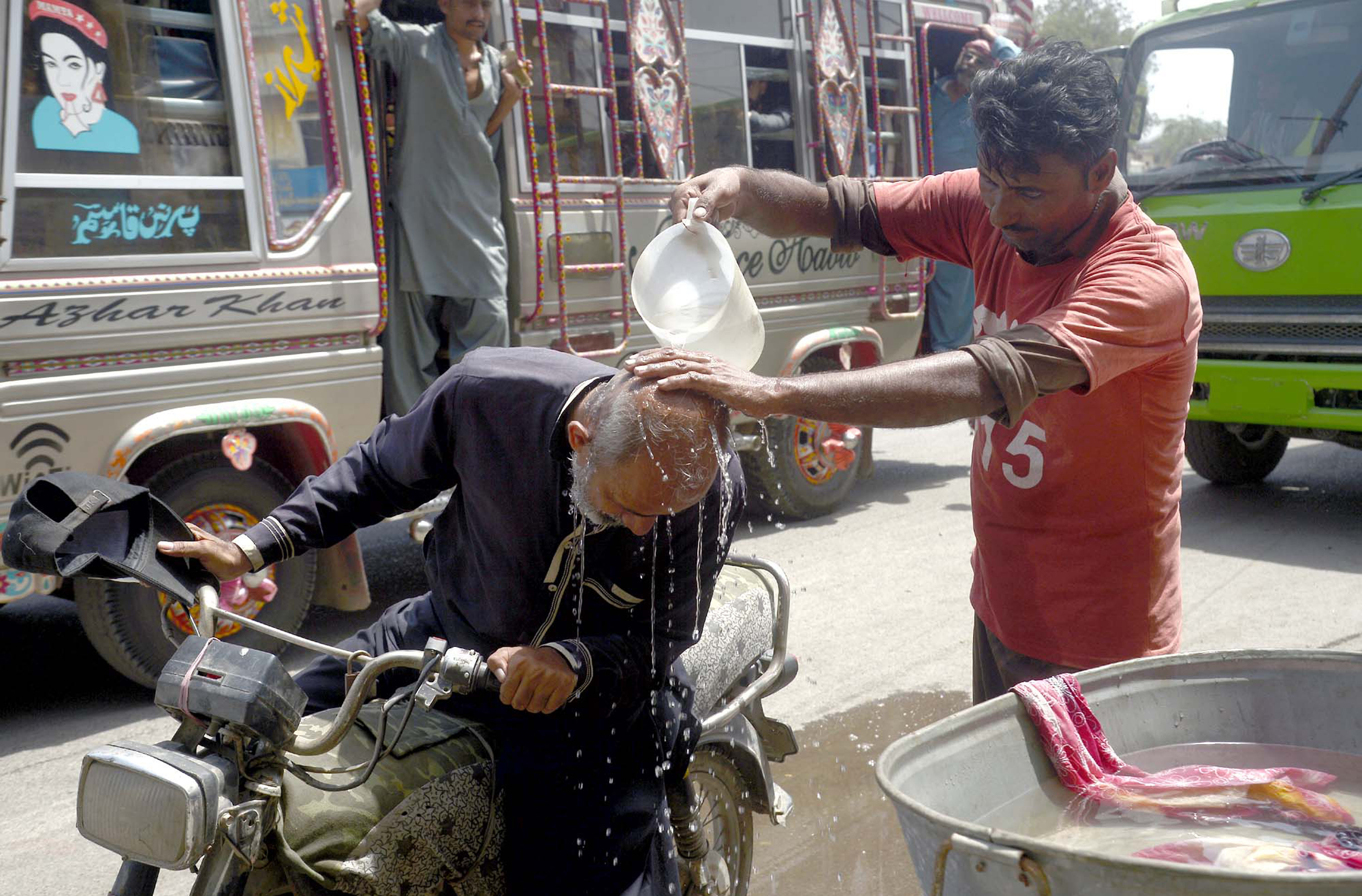 Mii de oameni spitalizaţi în Pakistan. Temperaturile au atins 50 grade Celsius. „Căldură ca în iad”