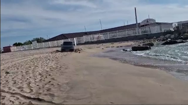Pățania unui șofer care a crezut că se poate plimba cu mașina pe malul mării. Totul s-a întâmplat în Eforie Nord