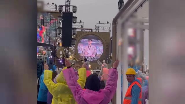 Românii profită de ”Litoralul pentru toți”. Chiar dacă apa e prea rece, terasele sunt pline. Ce prețuri îi așteaptă