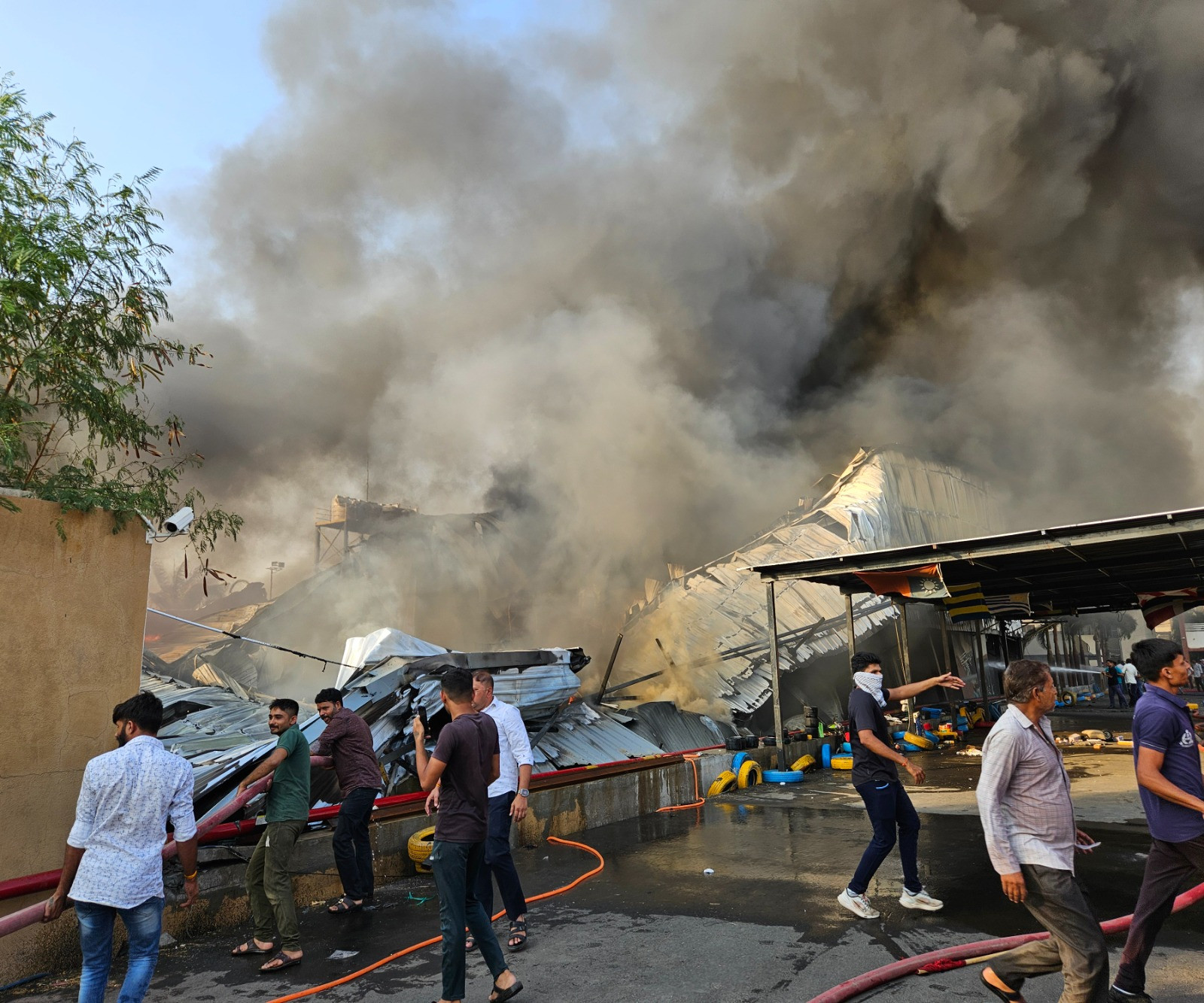 27 de persoane, dintre care 4 copii, au murit într-un incendiu izbucnit într-un parc de distracţii din India