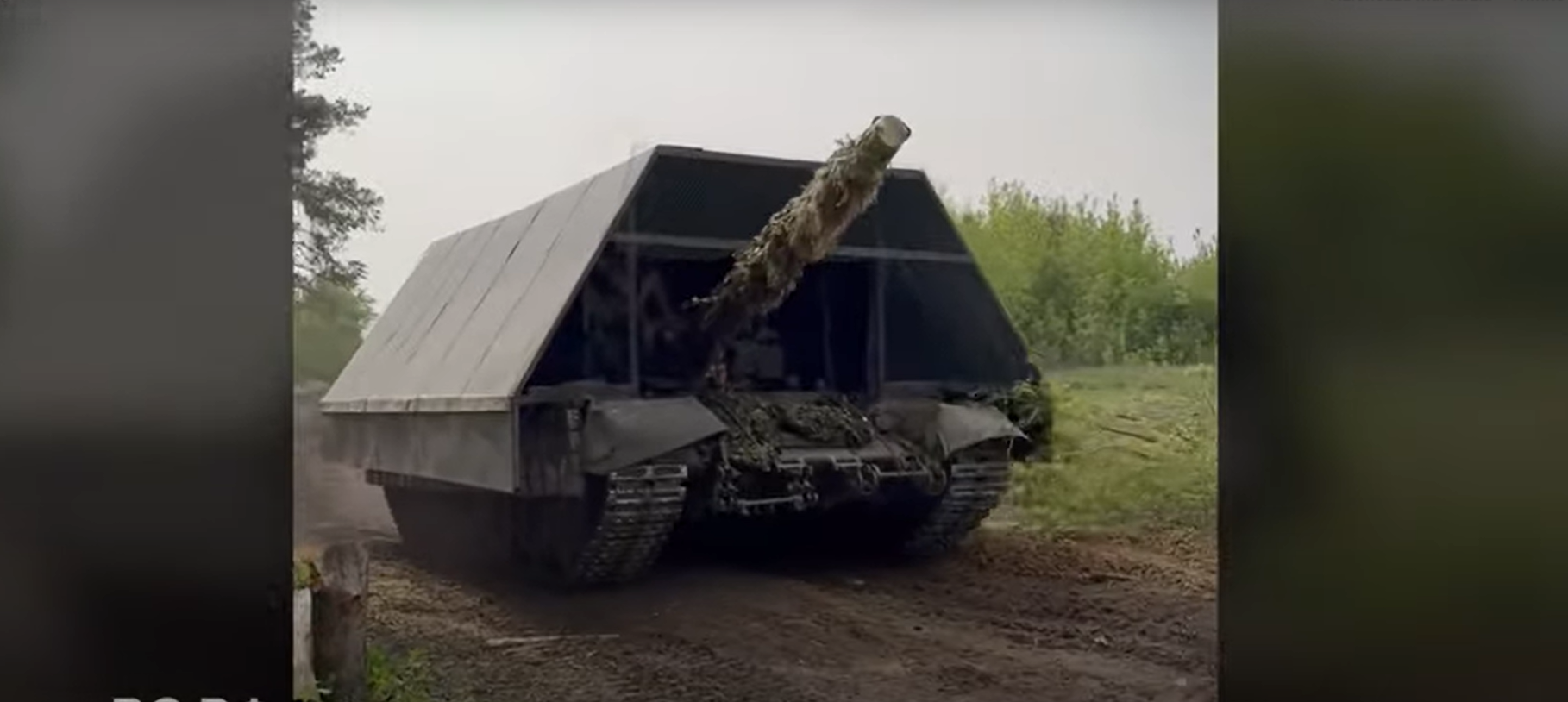 Faceți cunoștință cu „Hambarul blindat”. Trupele ruse transformă tancurile în adevărați monștri pentru a-i proteja de drone
