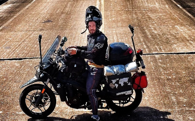 Un cunoscut youtuber de călătorii a fost găsit mort după ce a trimis mesaje de adio. Era investigat pentru pedofilie