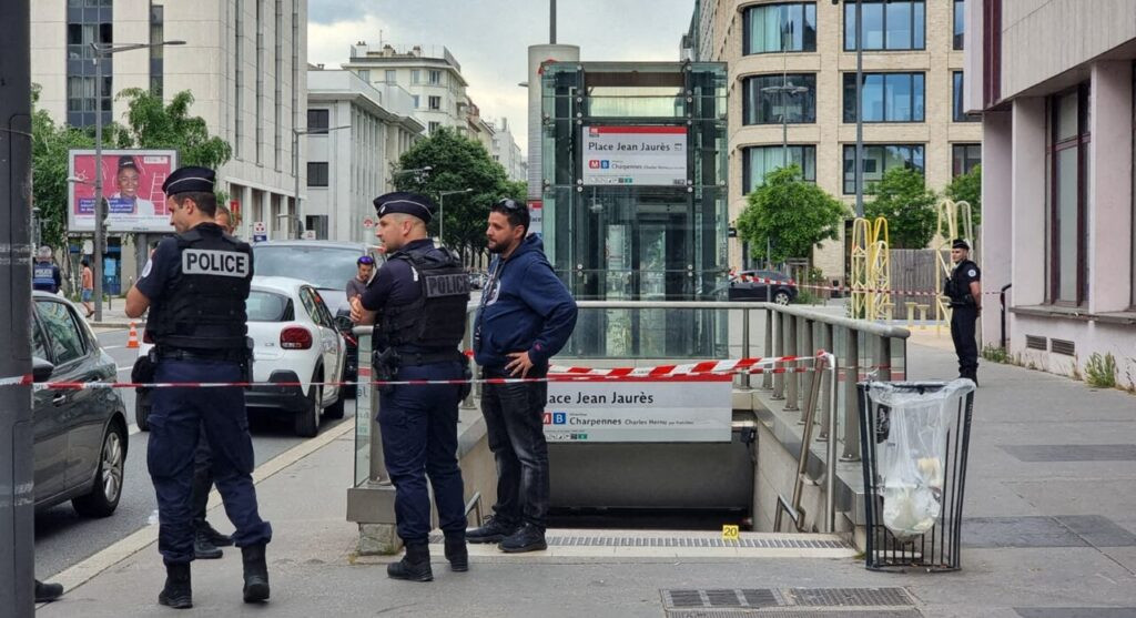 Atac cu cuțitul la metroul din Lyon. Patru persoane au fost înjunghiate