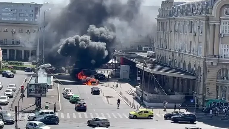 O mașină a luat foc la Gara de Nord din București. VIDEO
