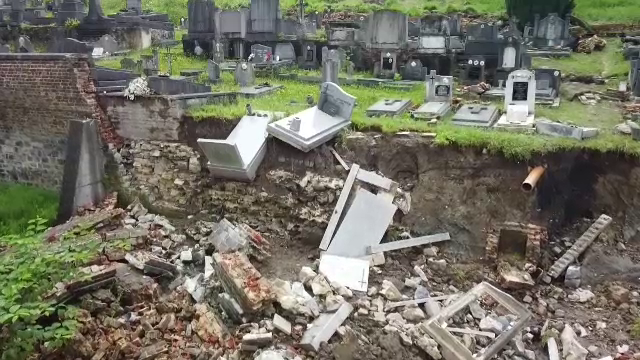 Un cimitir a luat-o la vale din cauza ploilor abundente. Oamenii au văzut rămășițele celor dragi dezgropate