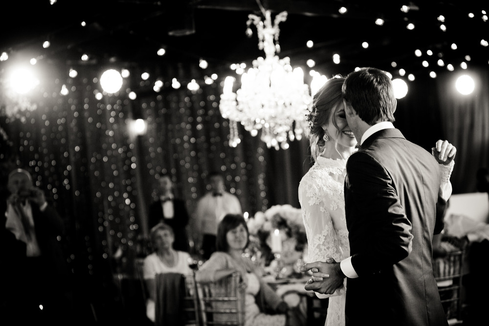 În România, bugetul mediu al unei petreceri de nuntă a ajuns la 100.000 de euro. Aproape toate restaurantele au agenda plină