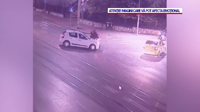 Momentul în care doi tineri pe o motocicletă au fost izbiți în plin de o mașină. Cei doi au fost proiectați pe șosea