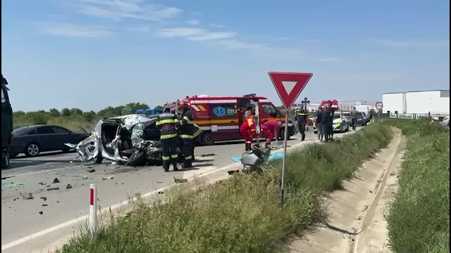 Accident mortal lângă Craiova. O mașină condusă de o șoferiță, spulberată de un TIR. Soțul ei a murit pe loc
