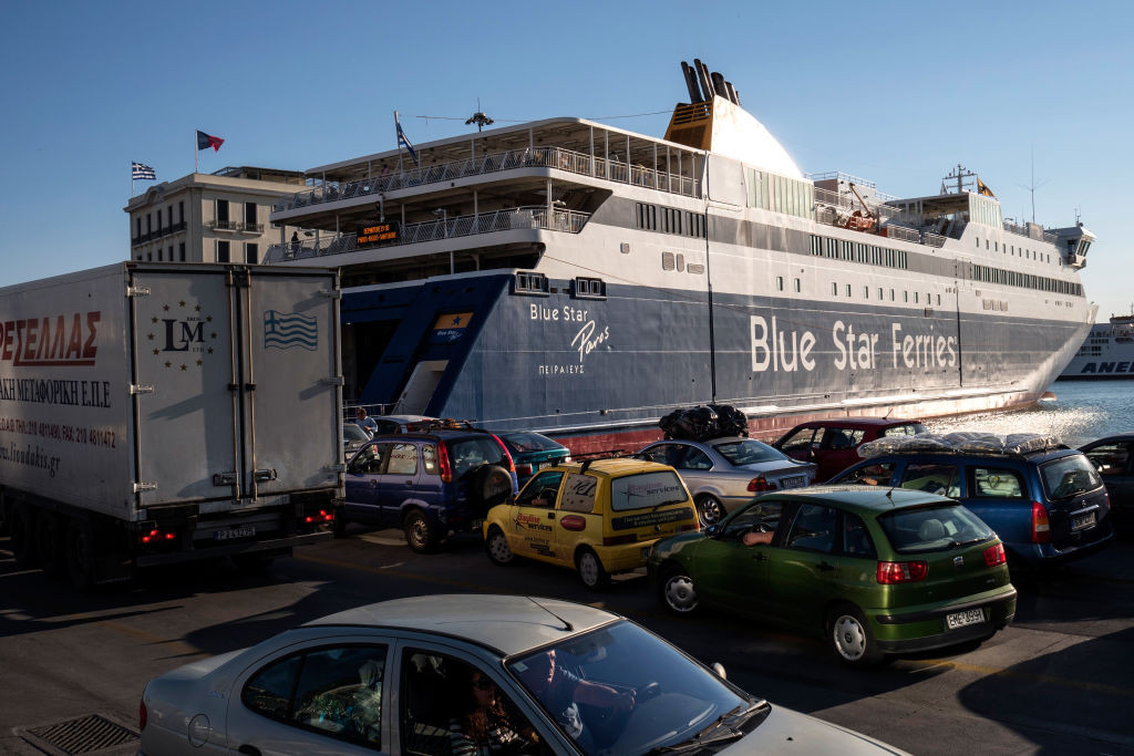 Grecia a schimbat regulile pentru mașinile electrice, hibrid și pe GPL. În ce condiții nu mai au voie pe feribot