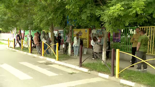 Sute de părinți au stat la coadă pentru a-și înscrie copiii la grădinițe. „Am stat aici de m-au uitat sfinții”