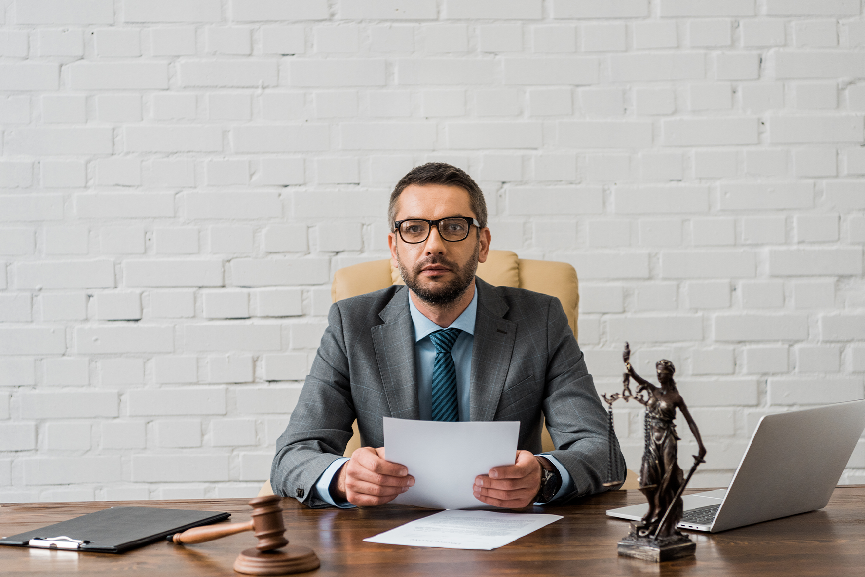 (P) Cât costă un avocat să te reprezinte