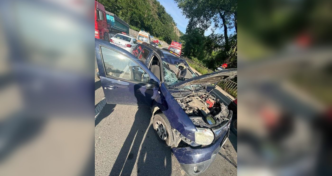 Un consilier judeţean din Arad a fost rănit grav după ce un bolovan a căzut de pe versant pe maşina sa