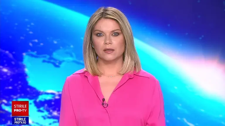 Momentul în care doi tineri pe o motocicletă au fost izbiți din plin de o mașină. Cei doi au fost proiectați pe șosea