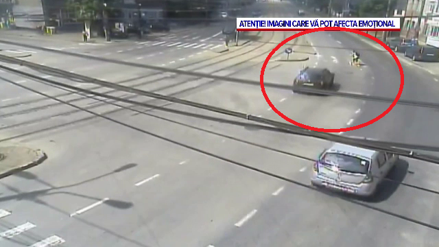 O femeie a trecut strada pe roșu, în Timișoara, fiind lovită în plin de o mașină. VIDEO