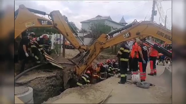 Trei muncitori din Brăila au fost îngropați sub un mal de pământ în timp ce lucrau la modernizarea unei rețele de canalizare
