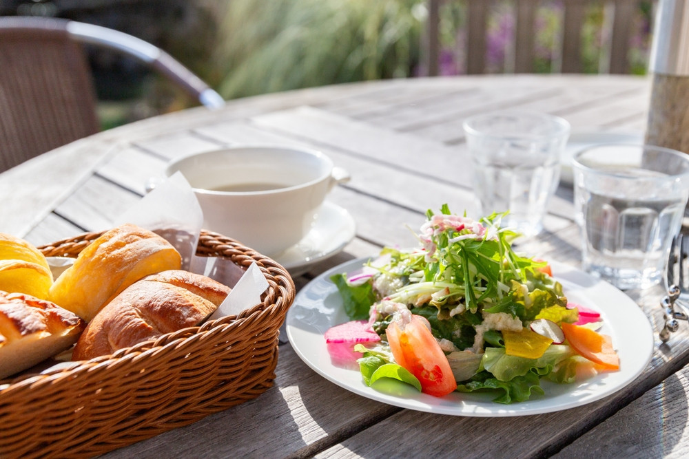 Clientul unei terase din Sibiu a găsit un melc în salată. Reacția conducerii: O dovadă vie a naturii noastre ecologice