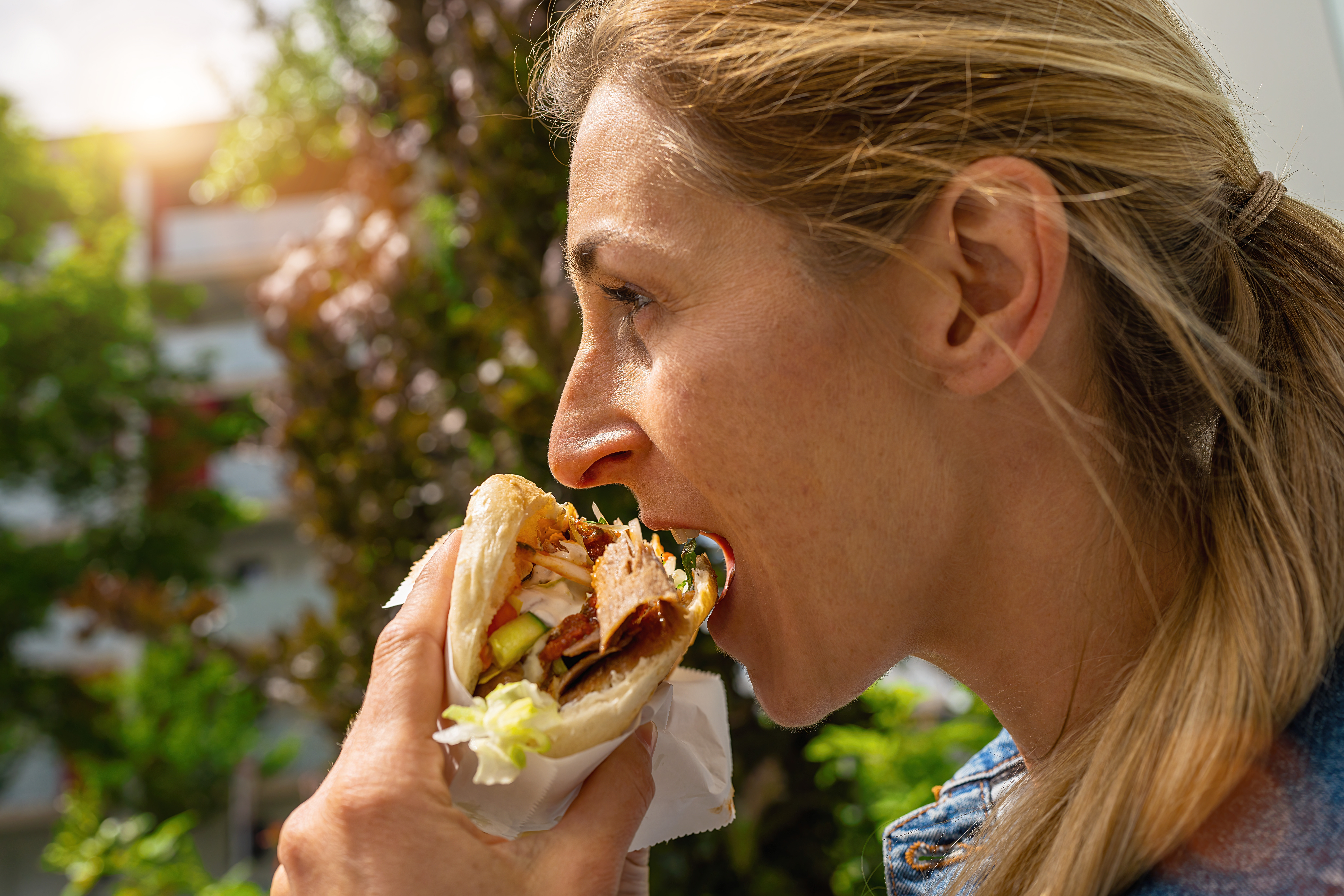 O familie întreagă a ajuns la spital după ce a mâncat kebab cu carne de urs