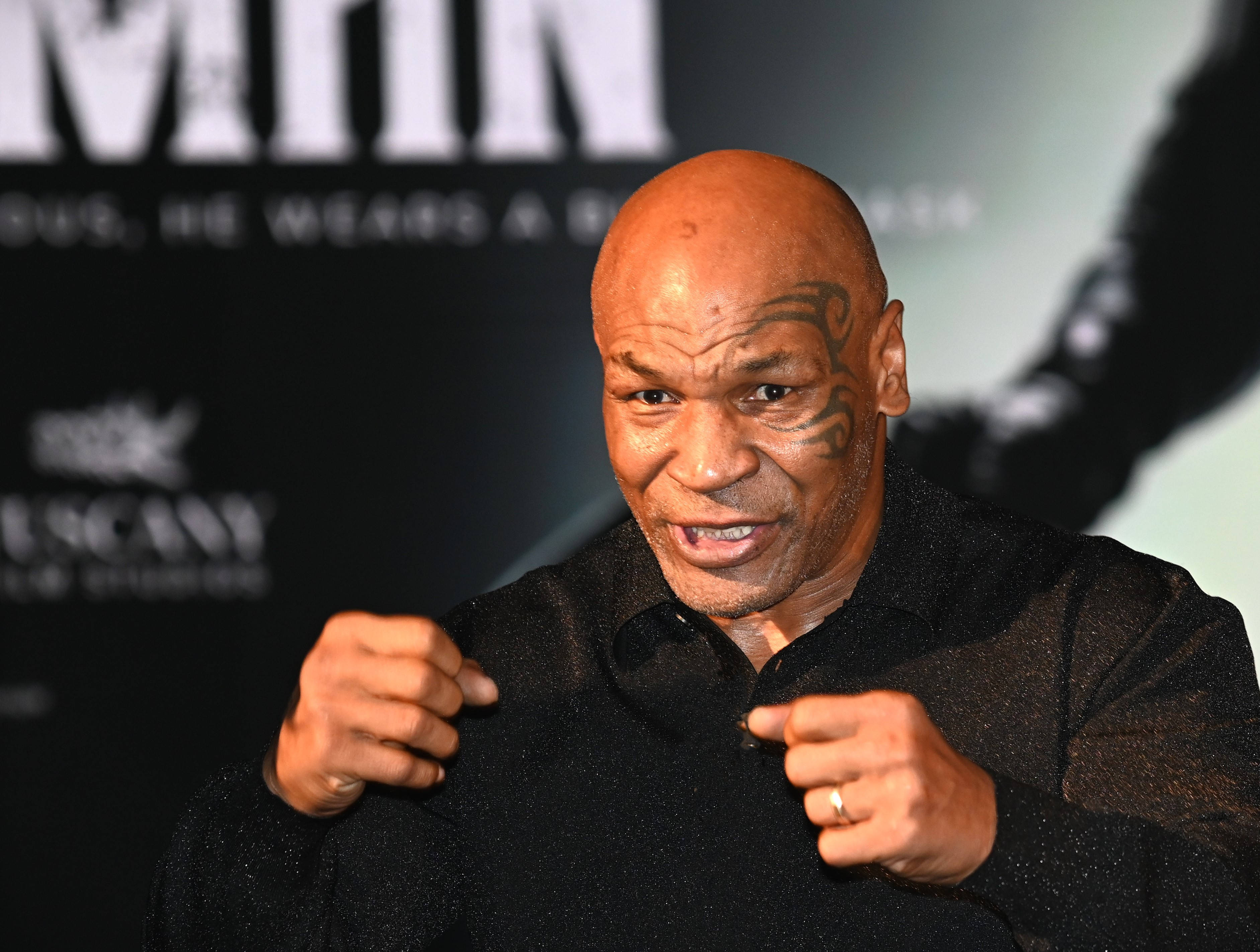 Mike Tyson s-a îmbolnăvit în timpul unui zbor cu avionul. Legenda boxului urmează să lupte pe 20 iulie cu un youtuber