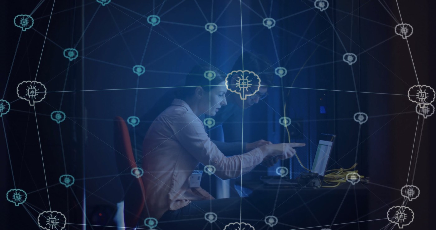 Folosirea inteligenței artificiale în economie poate genera un plus de 5% din PIB al României. Fricile angajaților