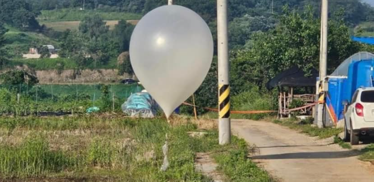 Coreea de Nord trimite la vecinii din Sud baloane cu gunoi și excremente. Mesajul transmis de oamenii lui Kim Jong Un