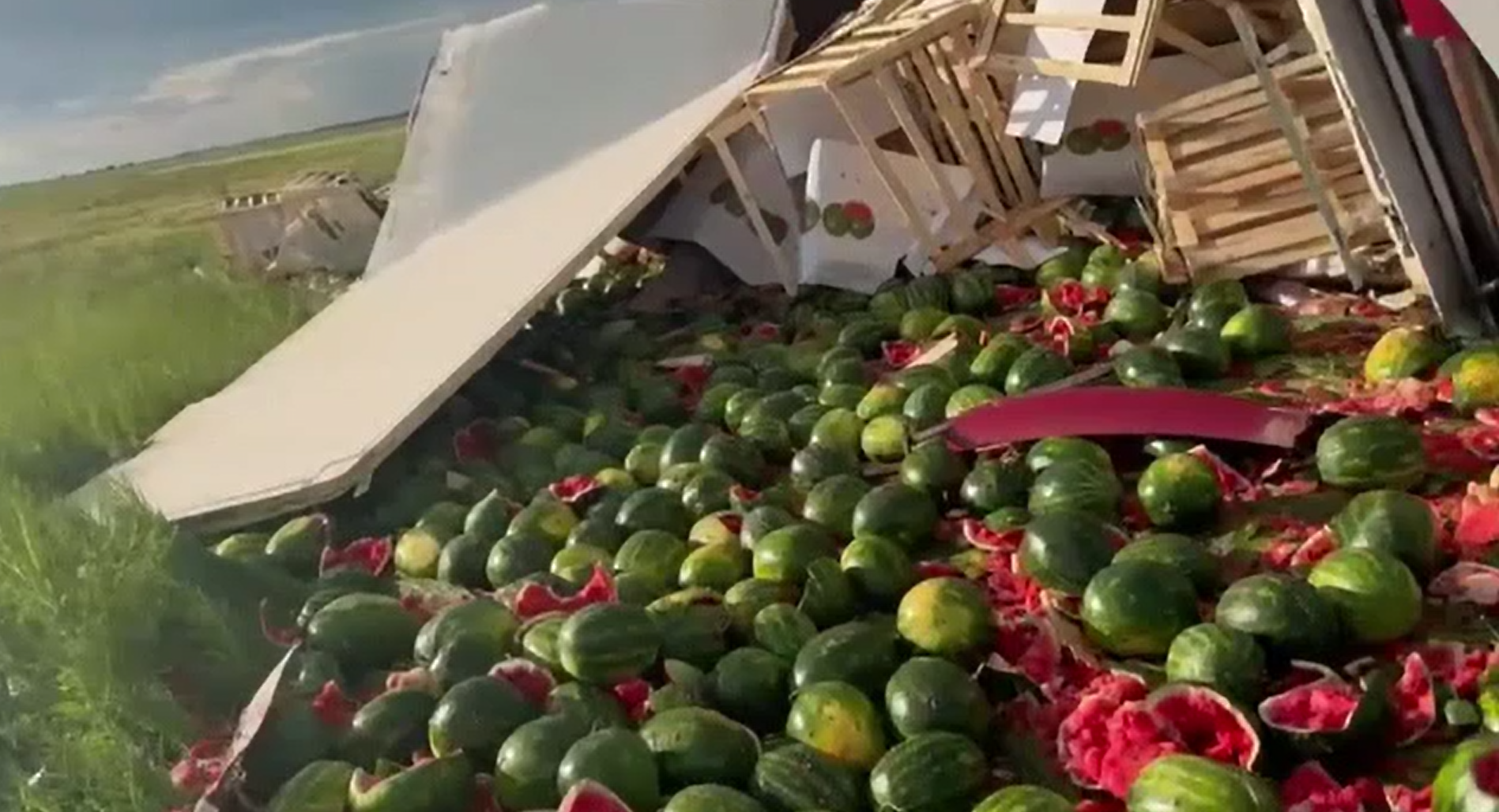 Tir cu pepeni răsturnat în Mehedinți. Câteva tone s-au rostogolit la marginea drumului. Șoferul, dus la spital