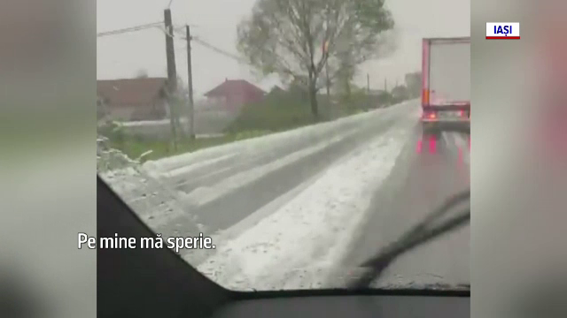 Ploile torențiale și gindina au făcut ravagii în regiunea Moldovei. Gheața s-a așezat pe șosele