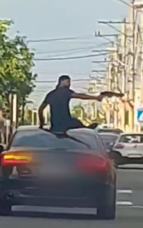 Doi indivizi s-au urcat pe capota unei maşini în mers și au îndreptat un pistol către trecători, în Teleorman | VIDEO