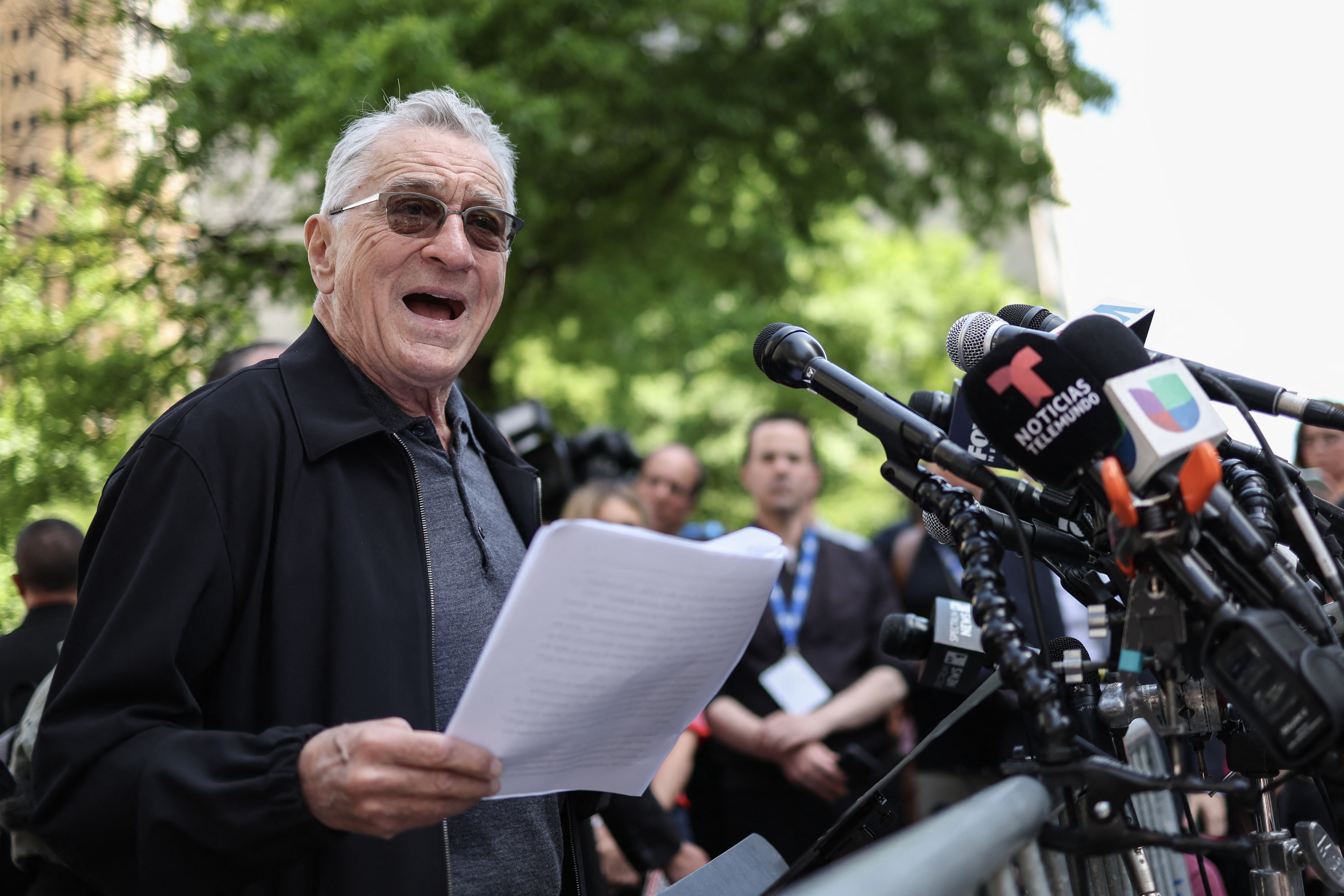 Robert De Niro l-a pus la zid pe Donald Trump, în fața tribunalului din New York: „Dacă e ales din nou, nu mai pleacă”