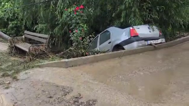 Cod portocaliu de viituri pe râuri din două județe afectate de averse torențiale și furtuni