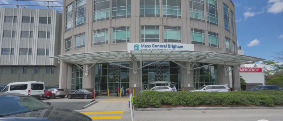 O asistentă medicală a căzut cu mașina de la ultimul etaj al parcării unui spital. „Eram epuizată”