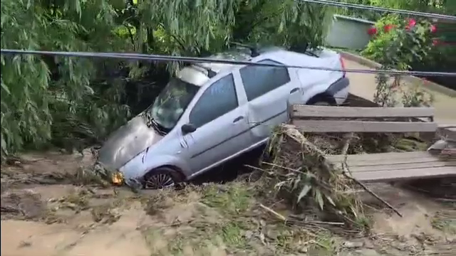 Dezastru după furtunile care au cuprins România. O localitate a fost măturată de o viitură imensă
