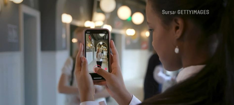 Țara în care părinții care își expun copiii pe social media au de plătit. Sunt obligați să strângă bani până la majorat