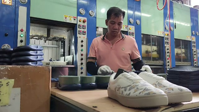 Au apărut pantofii din zaț de cafea. Cât costă o pereche