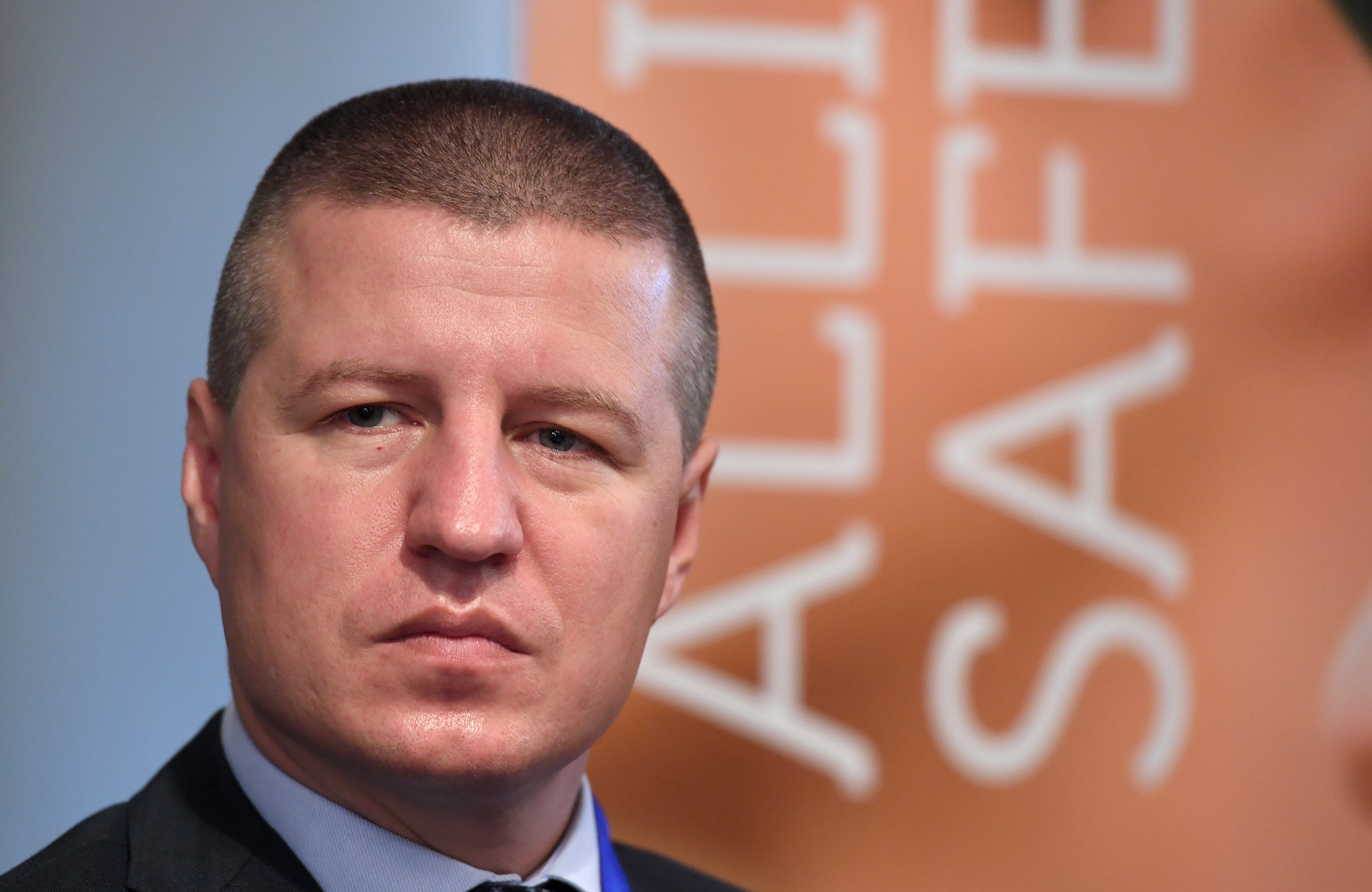 Klaus Iohannis a semnat oficial pensionarea adjunctului șefului SRI, generalul Cristian Bizadea, în vârstă de doar 48 de ani