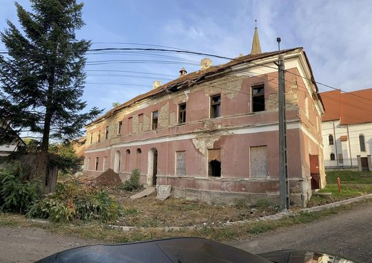 Descoperirea șocantă făcută de un român care a cumpărat clădirea școlii în care a învățat. Ce a găsit în planșeu