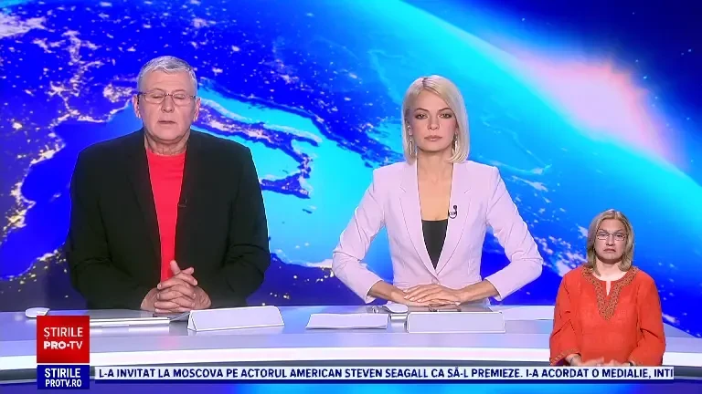 Un individ care avea permisul suspendat apare la audiere prin videoconferință conducând. Ce a făcut judecătorul