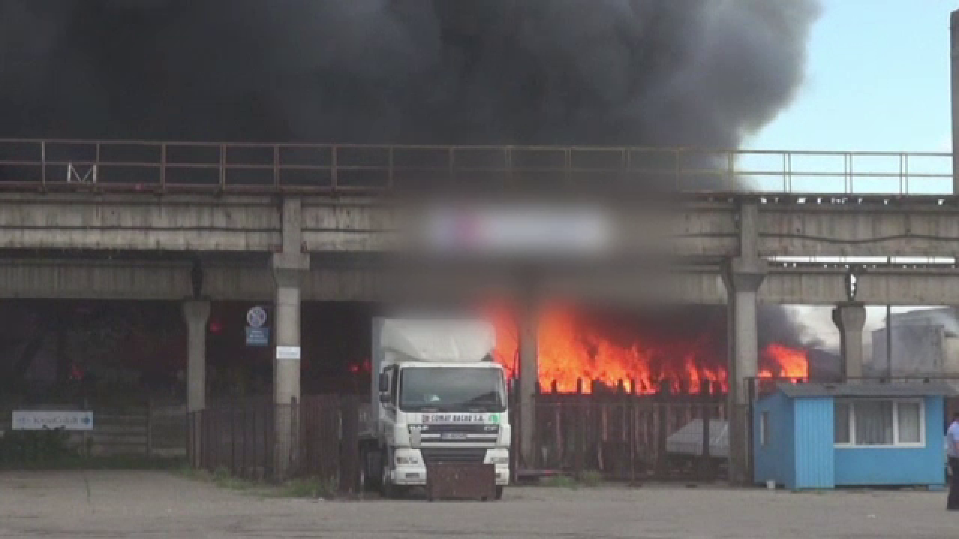 Momente de panică în Bacău. A fost pericol de explozie la un depozit de mase plastice