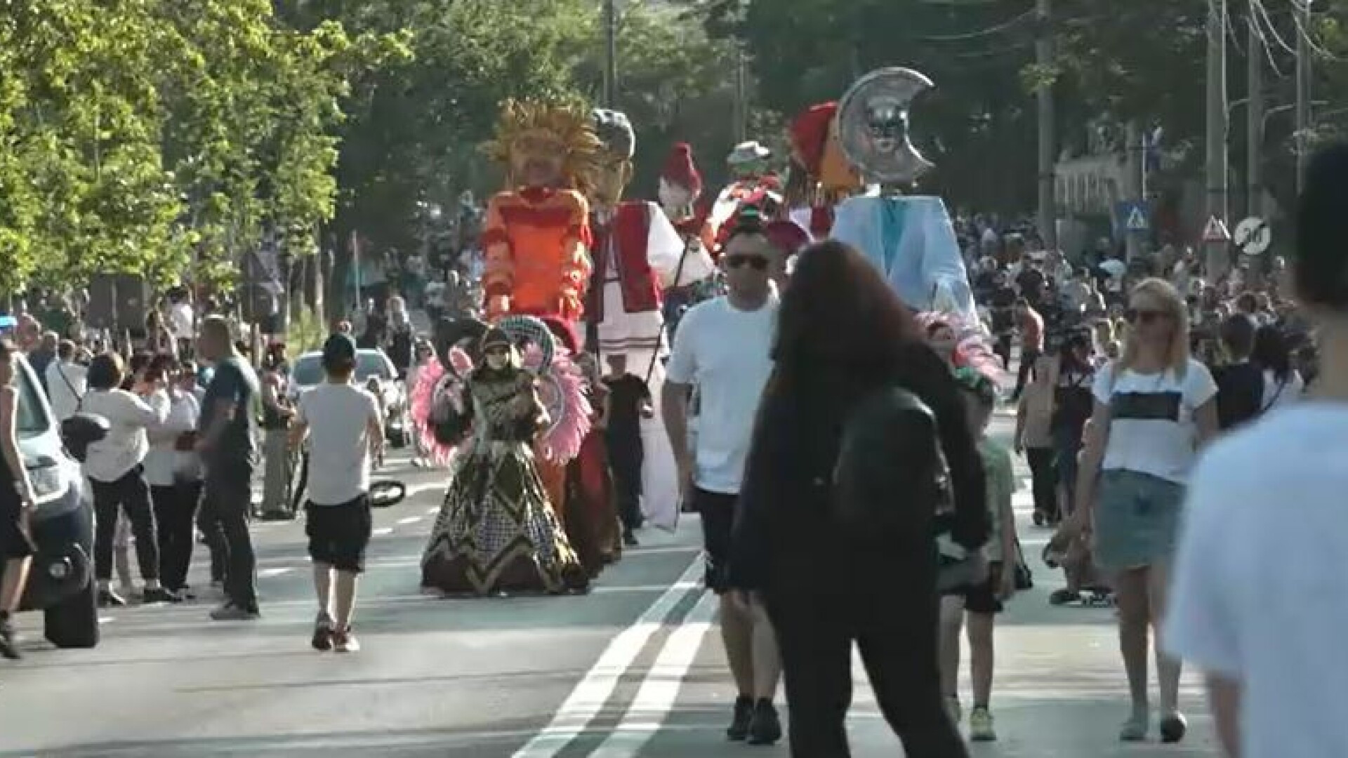 Festivalul stradal de la Galați a adus o explozie de culoare pe străzi. La paradă au participat zâne, îngeri și dragoni